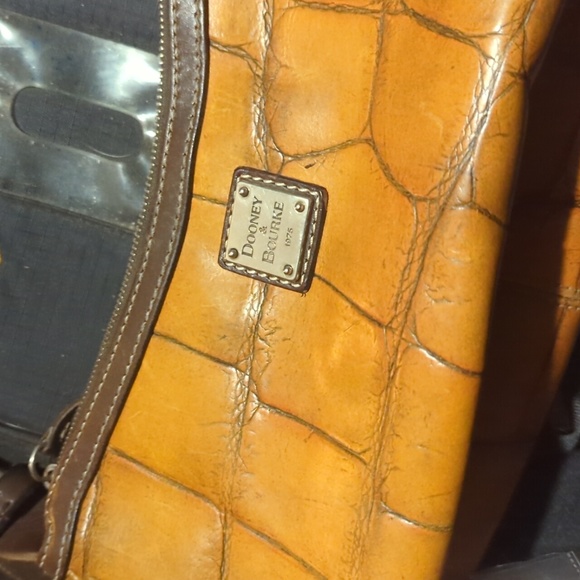 Dooney and Bourke Saffron shoulder Bah - Picture 2 of 3